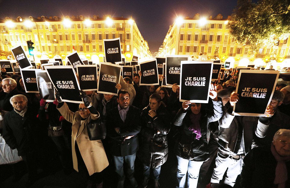 Somos todos Charlie: Milhares de pessoas concentram-se em Paris contra o atentado a Charlie Hebdo 03