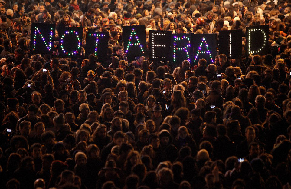 Somos todos Charlie: Milhares de pessoas concentram-se em Paris contra o atentado a Charlie Hebdo 04
