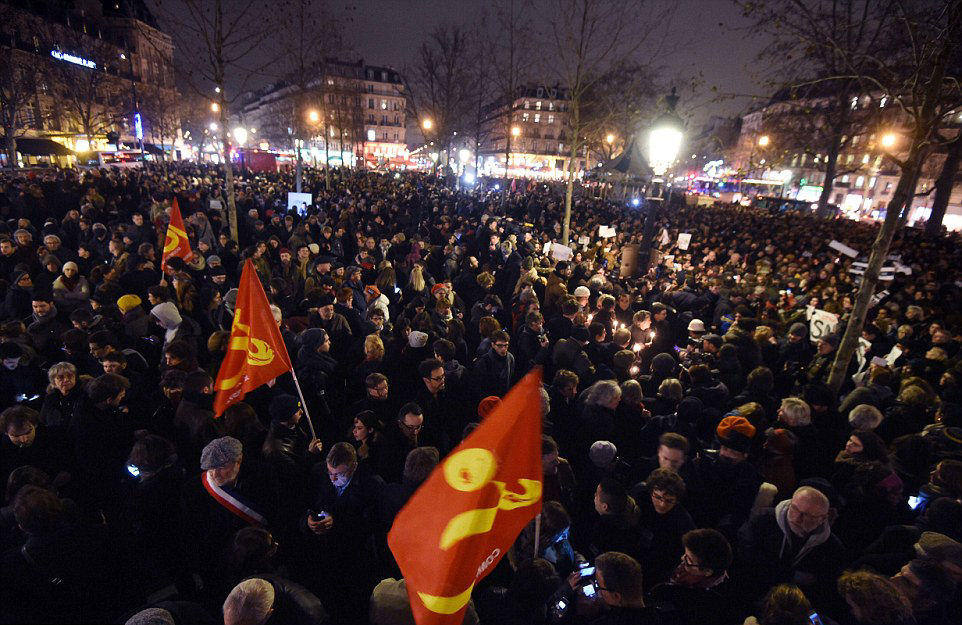 Somos todos Charlie: Milhares de pessoas concentram-se em Paris contra o atentado a Charlie Hebdo 05