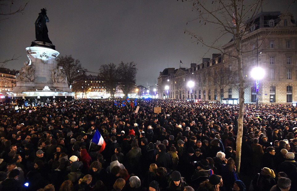 Somos todos Charlie: Milhares de pessoas concentram-se em Paris contra o atentado a Charlie Hebdo 06