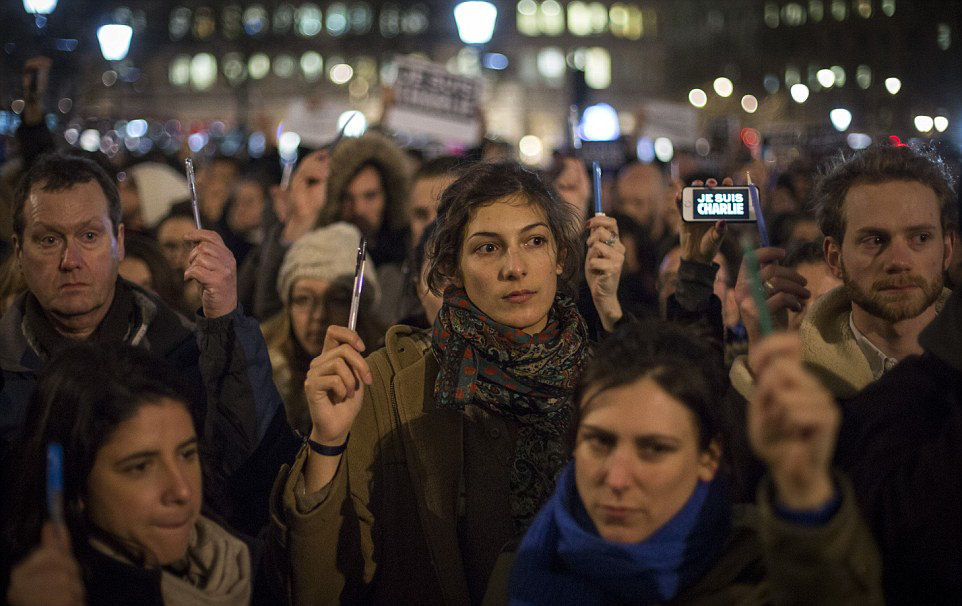 Somos todos Charlie: Milhares de pessoas concentram-se em Paris contra o atentado a Charlie Hebdo 07