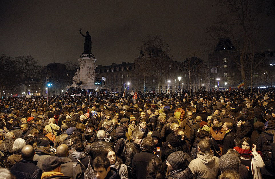 Somos todos Charlie: Milhares de pessoas concentram-se em Paris contra o atentado a Charlie Hebdo 09