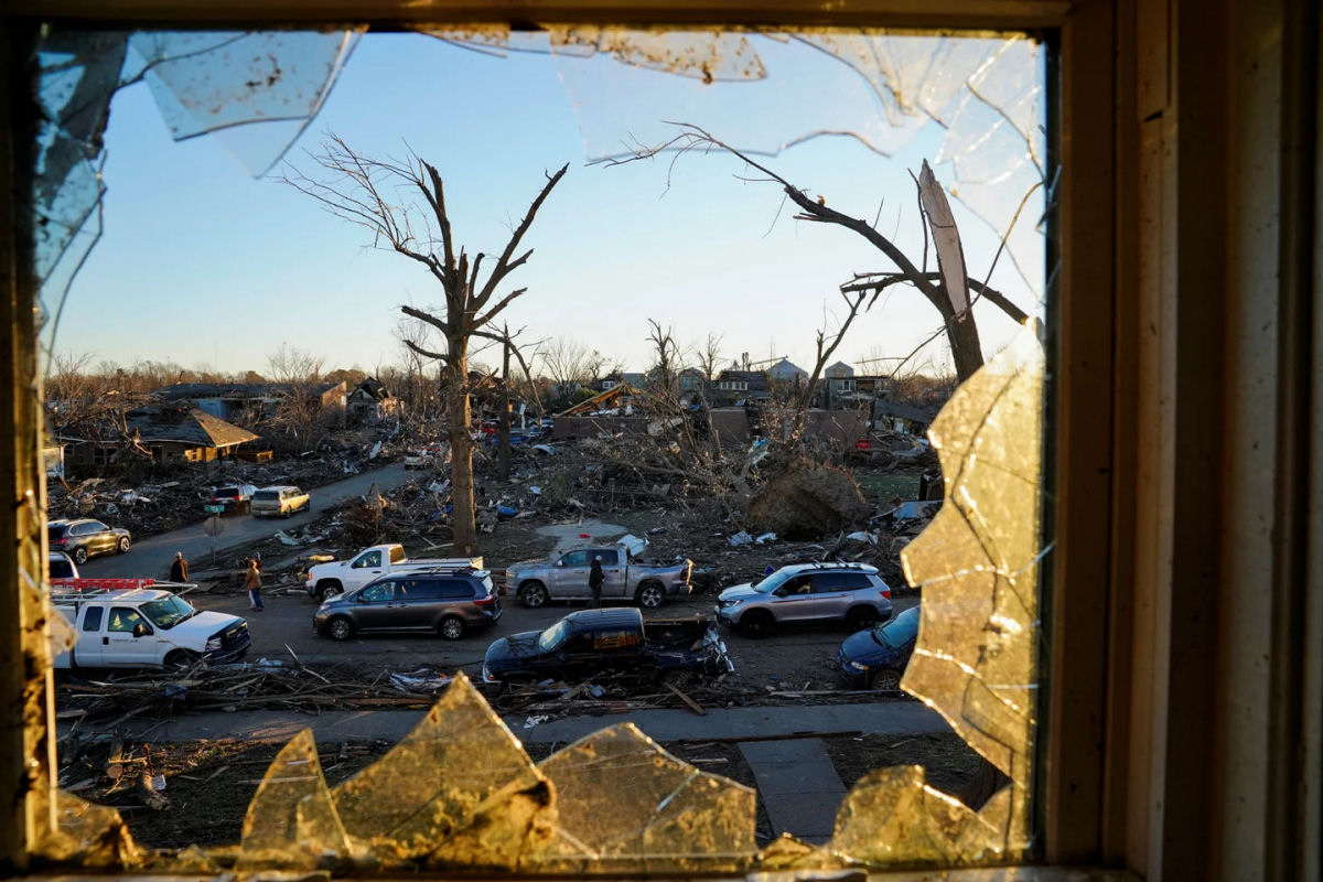 As imagens devastadoras de Kentucky depois da passagem de um tornado mortal