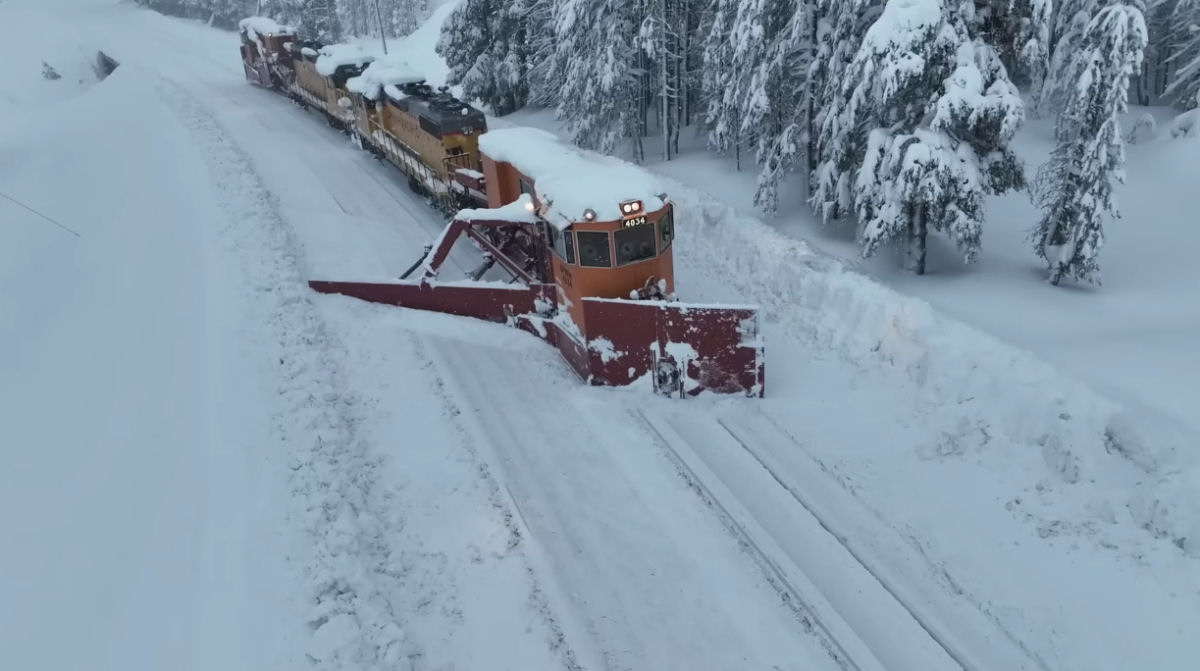Incrveis imagens de drone mostram um trem limpa-neve varrendo os trilhos aps uma grande tempestade