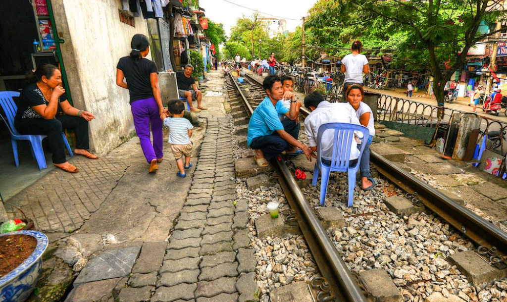 H um beco estreito em Hani, Vietn, por onde um trem passa duas vezes ao dia 