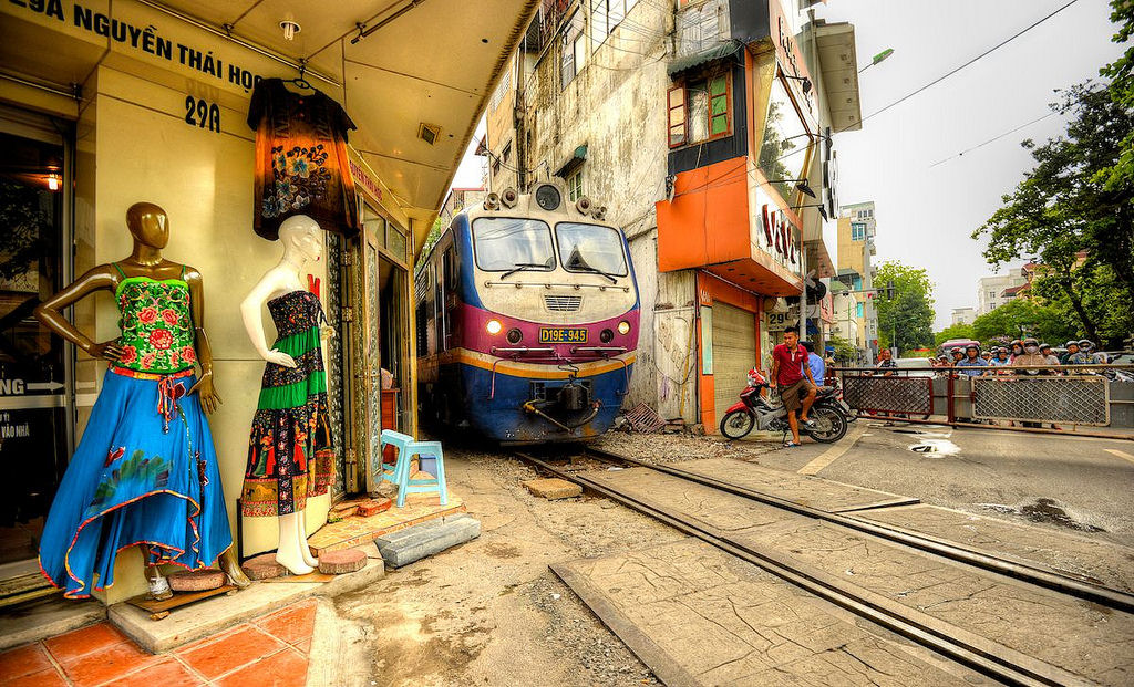 Os trens do quintal de Hanói 10