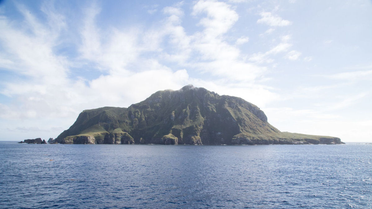 Como é viver na ilha habitada mais remota do mundo