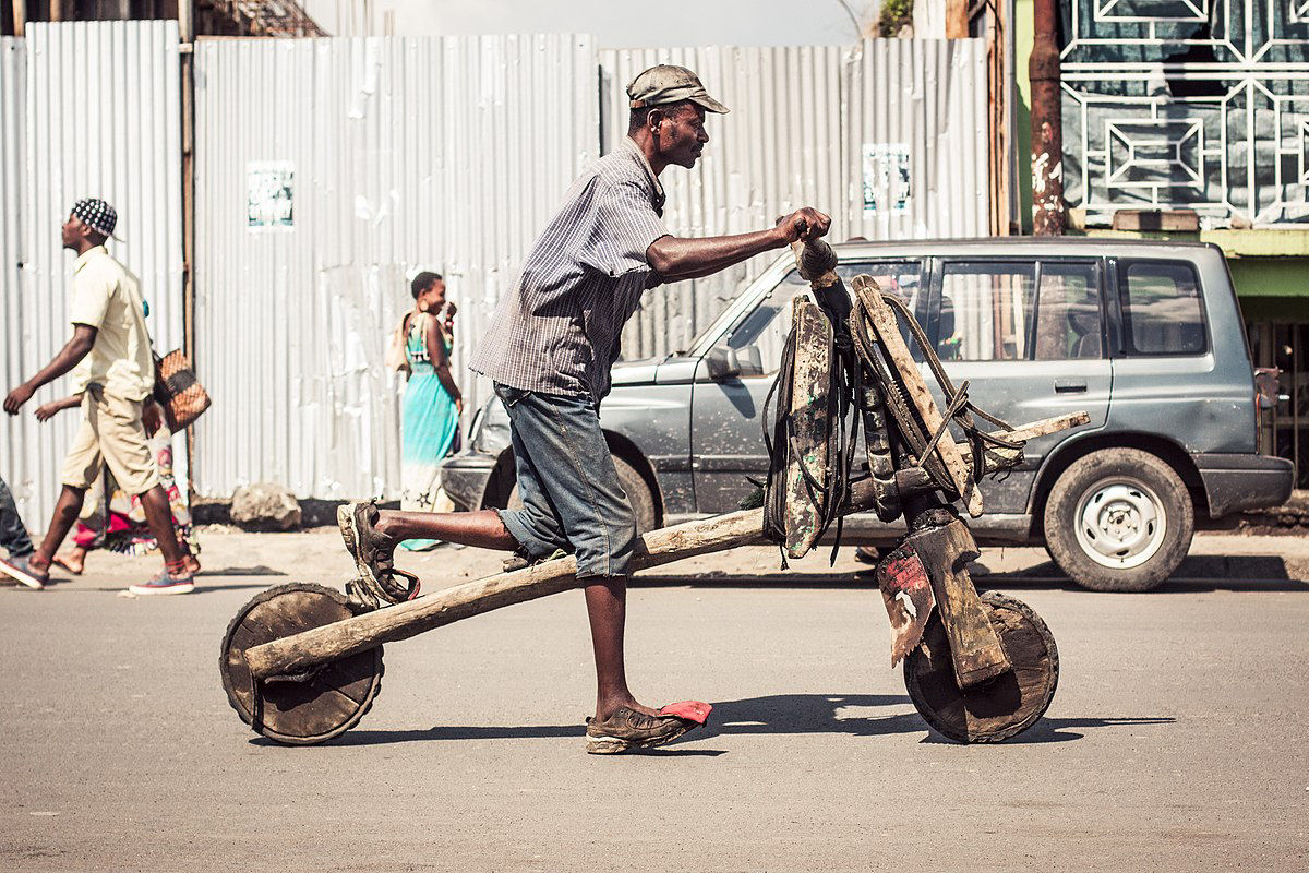 Tshukudu, o patinete de madeira que impulsiona a economia de toda uma região