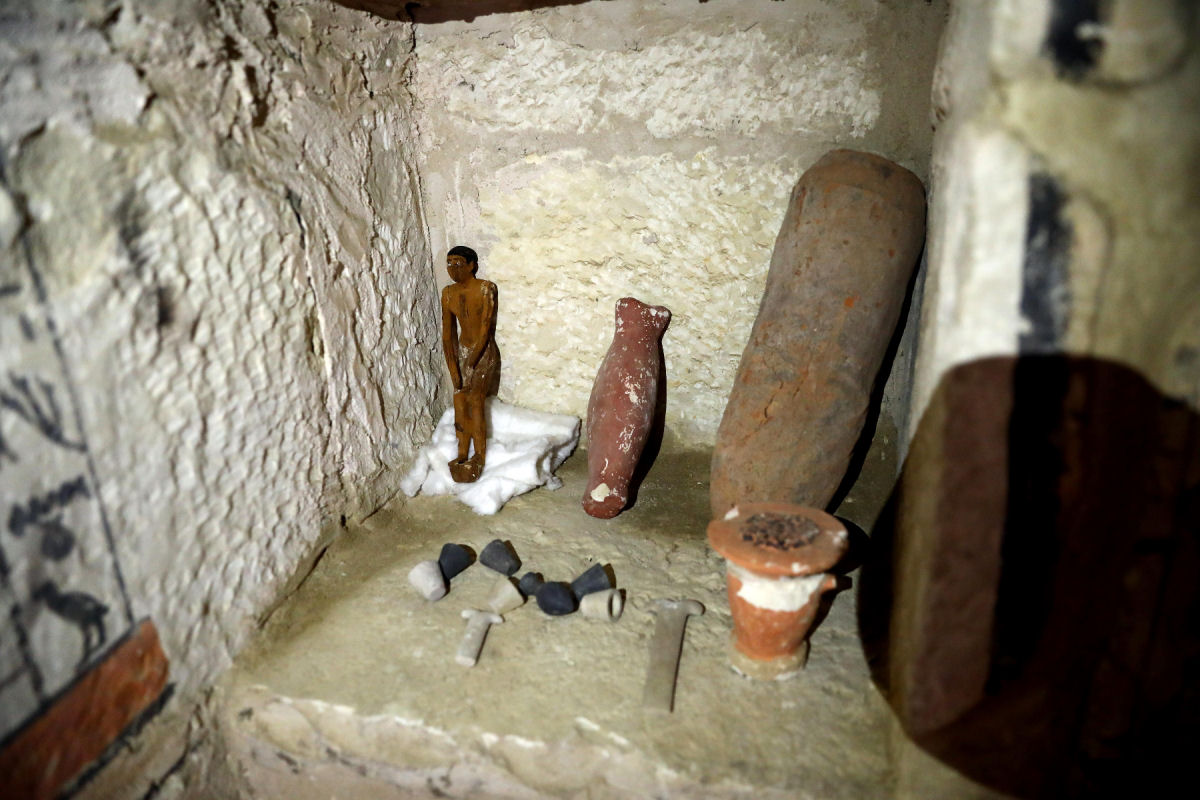 Arqueólogos encontram cinco túmulos de oficiais faraônicos