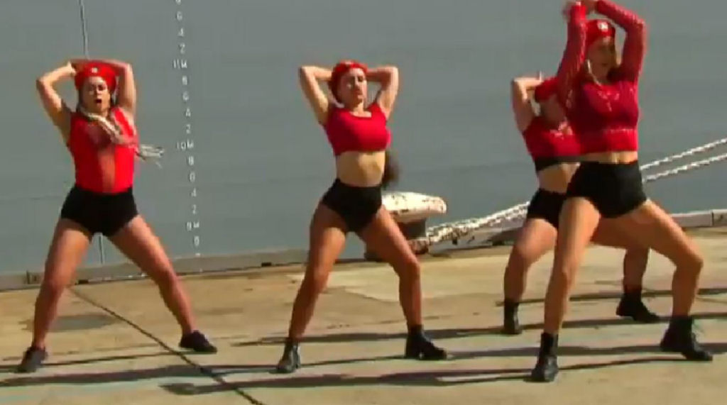 Dança twerking no lançamento de um navio de guerra gera polêmica na Austrália
