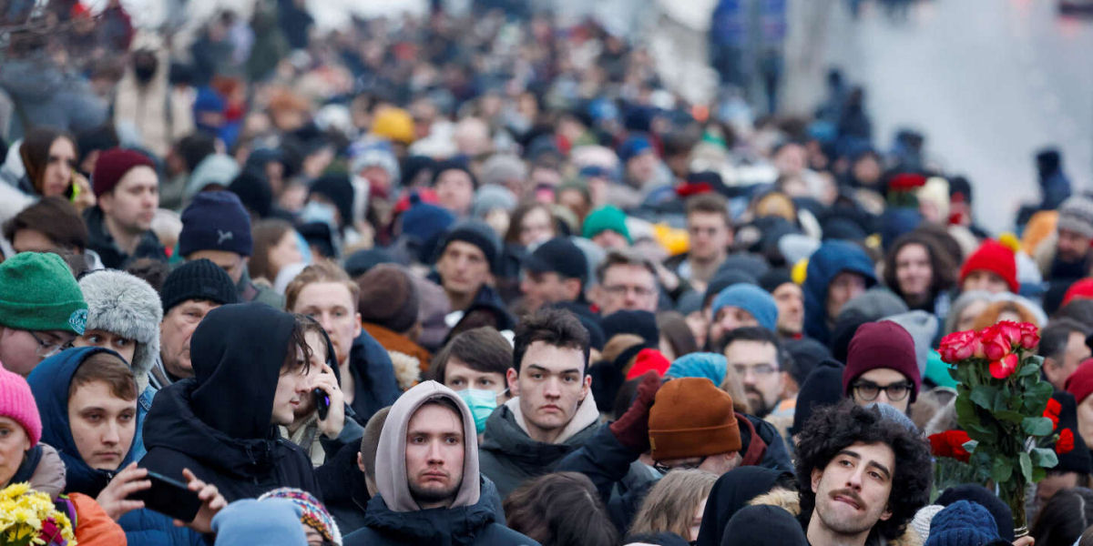 Funeral de Alexei Navalny: Centenas de pessoas em luto fazem fila do lado de fora da igreja