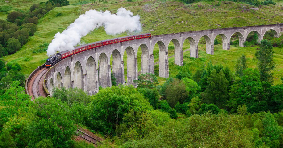 Vila escocesa onde a famosa cena de Harry Potter foi filmada é invadida por turistas em busca de fotos