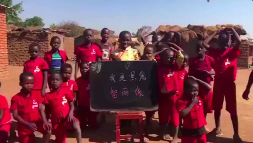 Como alguns chineses estão ganhando dinheiro com vídeos racistas de crianças africanas
