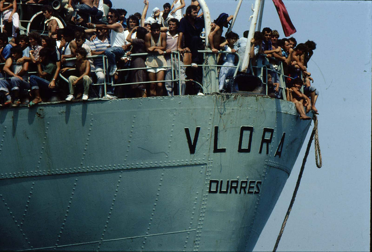 xodo no Vlora: a histria do dia em que 20.000 albaneses chegaram  Itlia de navio