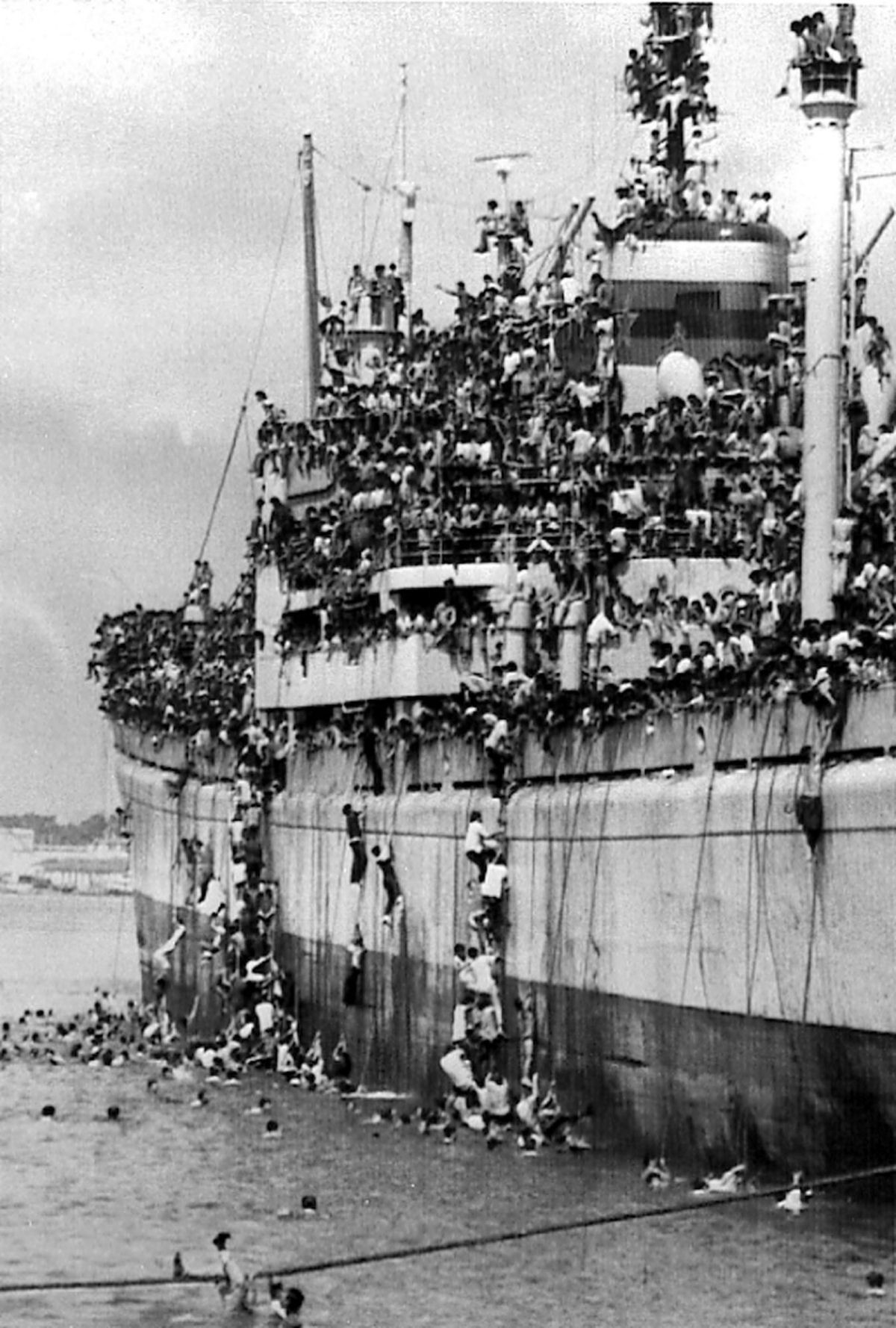 xodo no Vlora: a histria do dia em que 20.000 albaneses chegaram  Itlia de navio