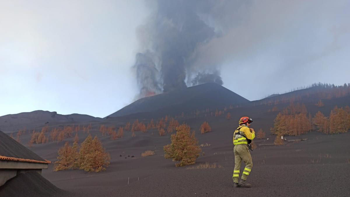 Os afetados pelo vulcão de La Palma tentam recuperar suas vidas