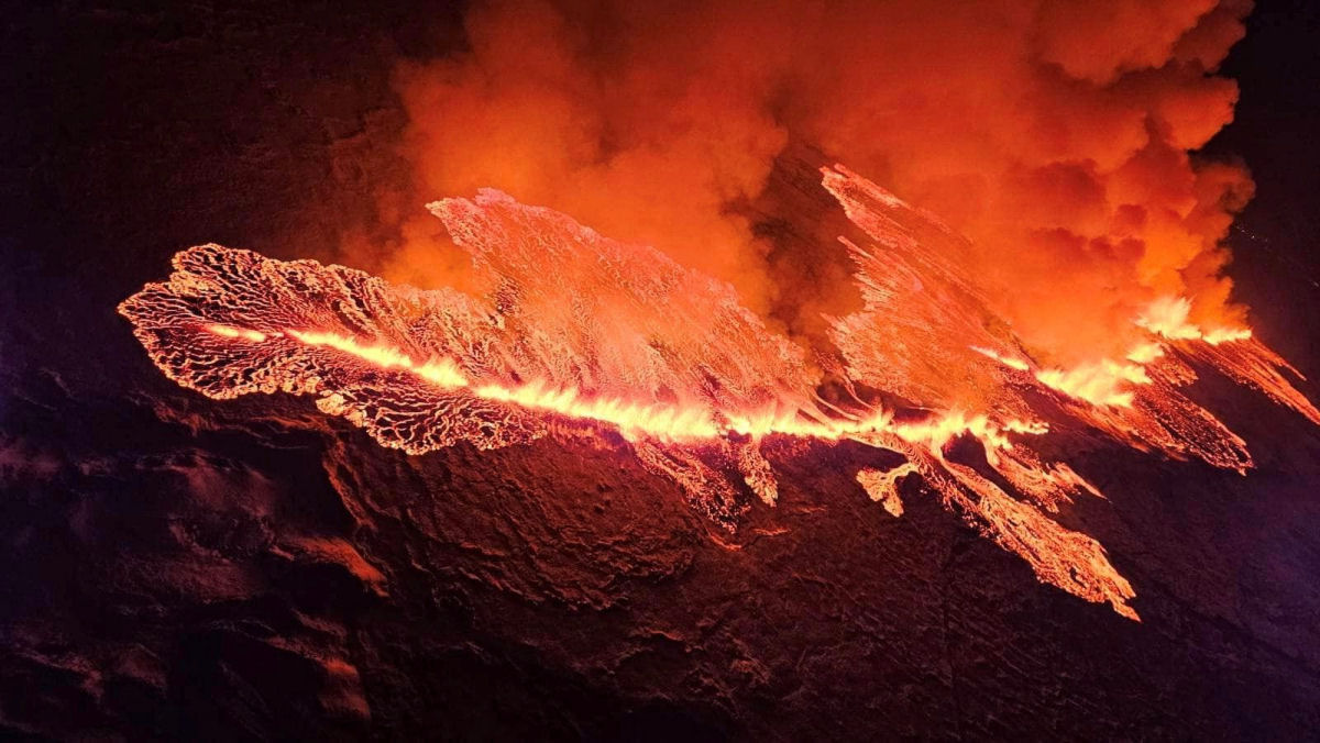 Aps semanas de alertas, vulco da Islndia entra em erupo em plumas de fogo