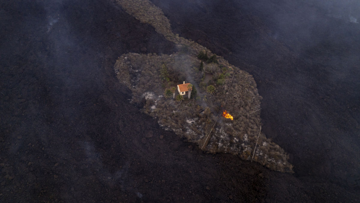 Vulcão da ilha canária engole o último povoado em seu caminho para o mar