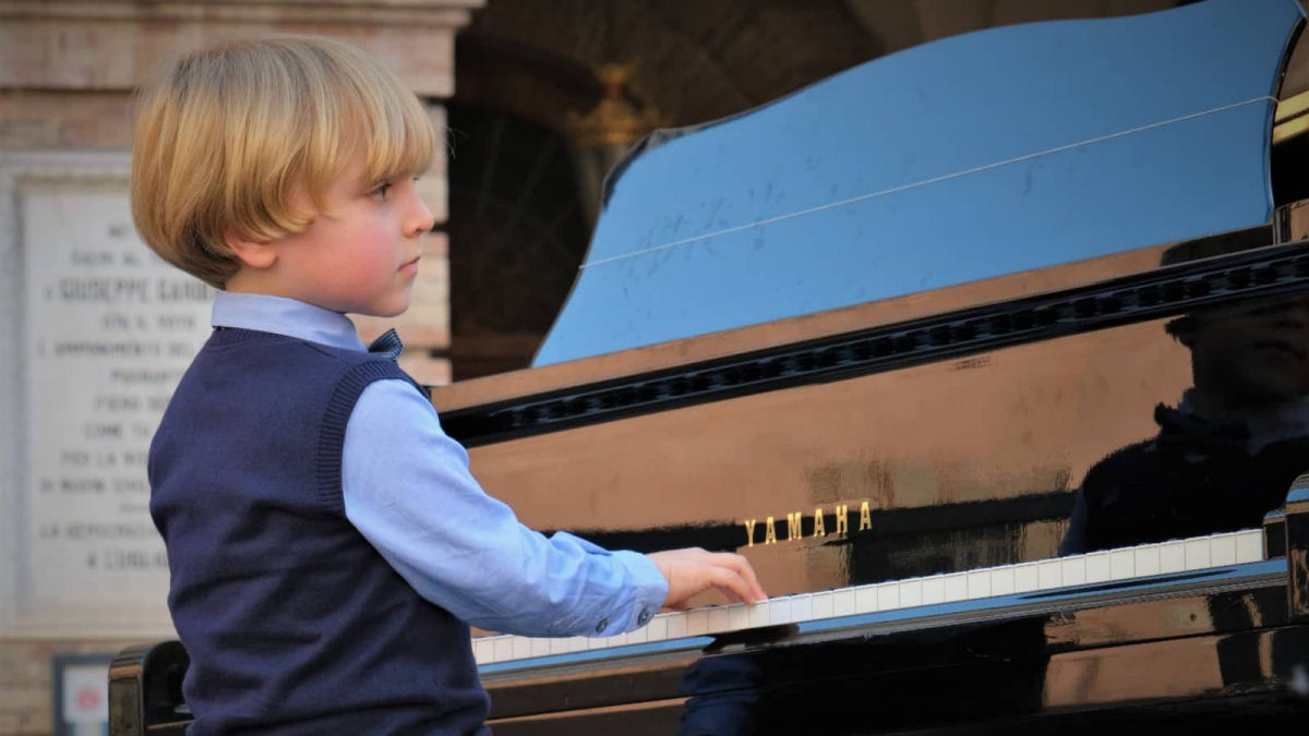 Pianista prodígio italiano de 5 anos impressiona multidão com incrível interpretação de Mozart
