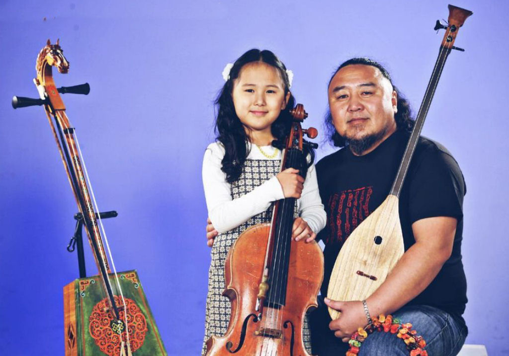 Cantor tradicional mongol faz um dueto adorável com sua filha