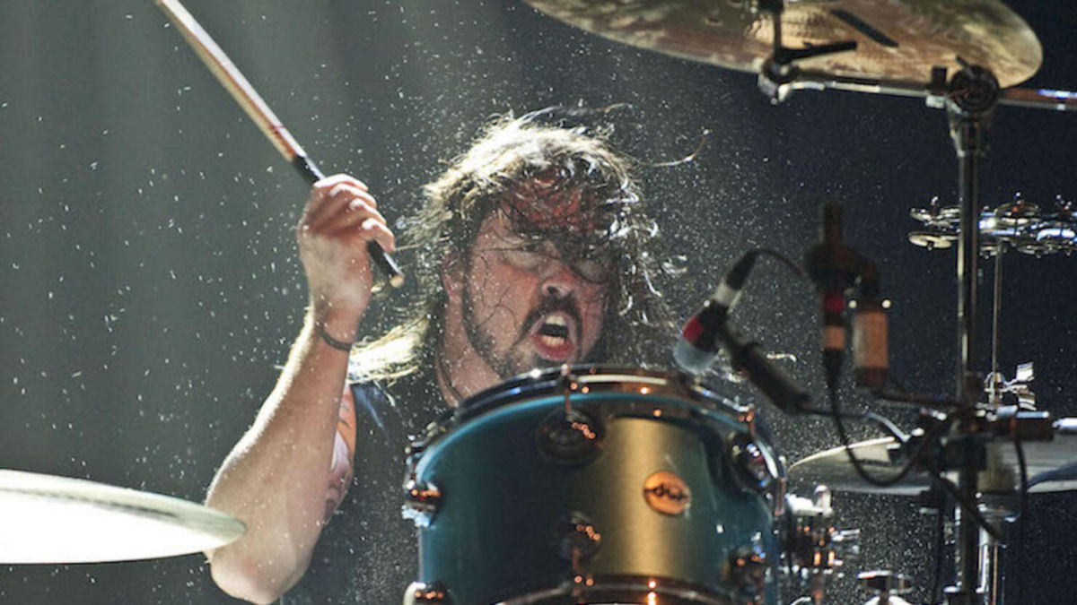 Dave Grohl arrasa tocando bateria junto com a gravação original de 'Smells Like Teen Spirit'