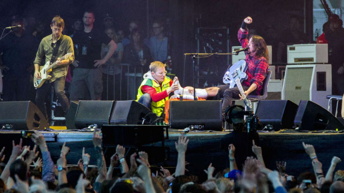 Dave Grohl cai do palco e quebra a perna, mas continuou o show com 'Under Pressure' do Queen