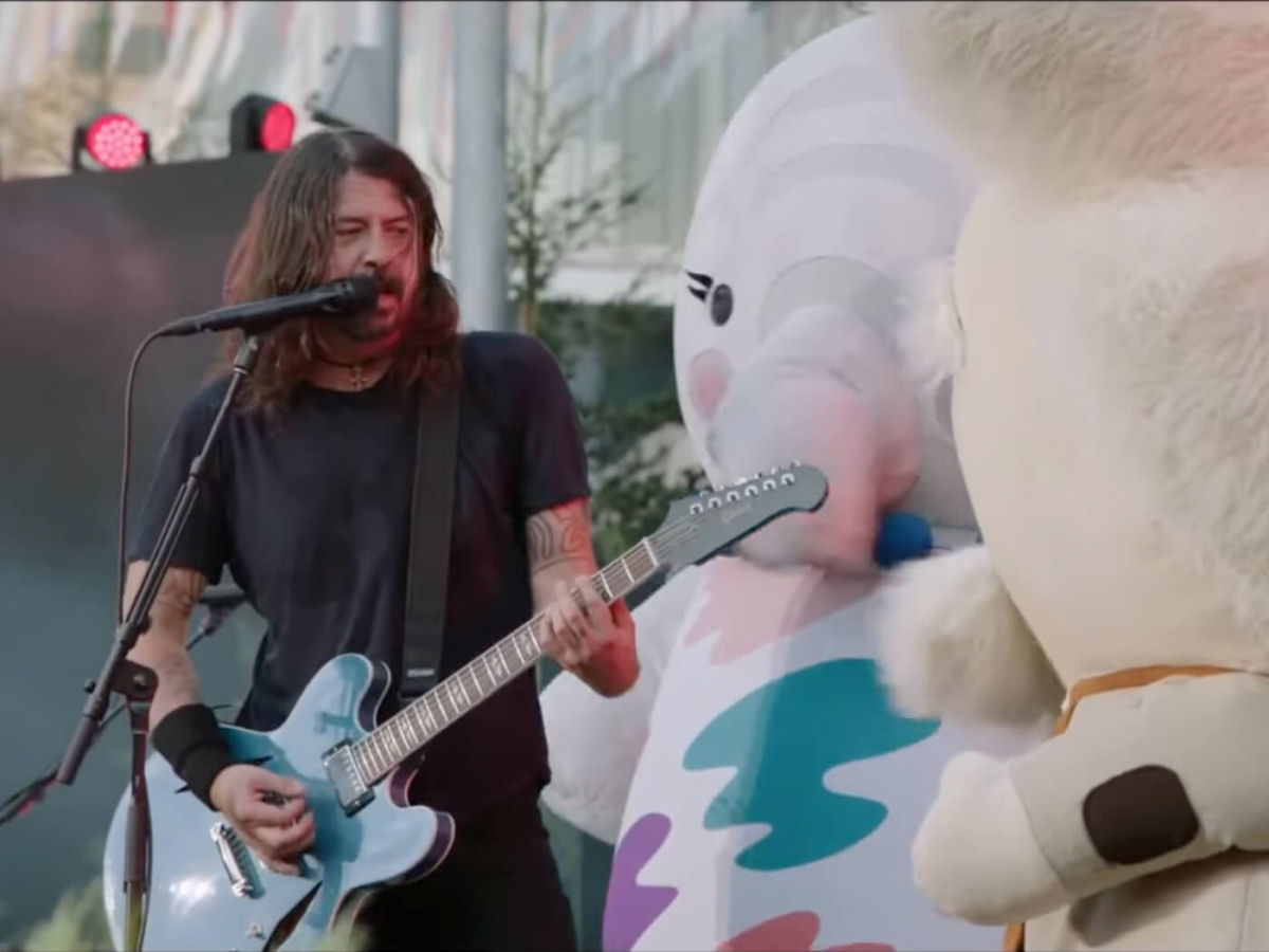 Foo Fighters compartilham um palco com personagens corporativos do Kawaii