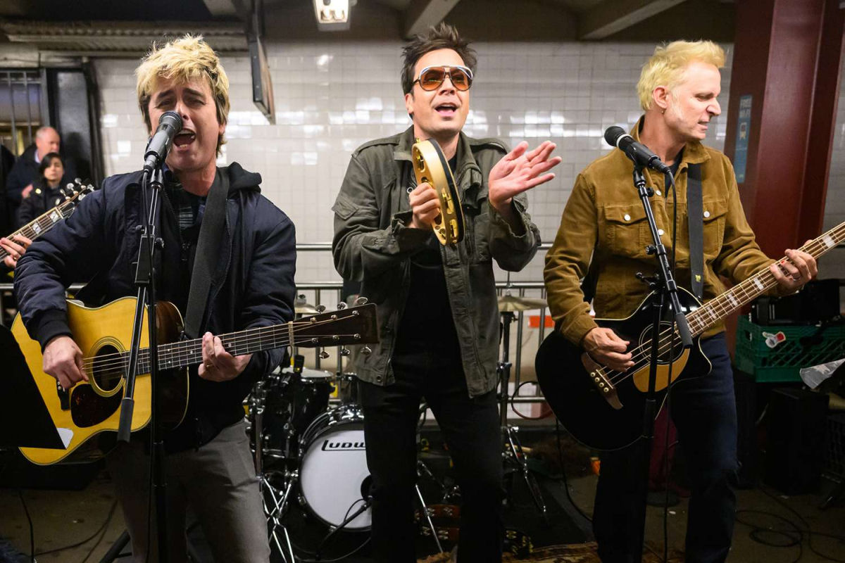 Veja o Green Day fazer uma apresentao acstica surpresa em uma estao de metr lotada de Nova York