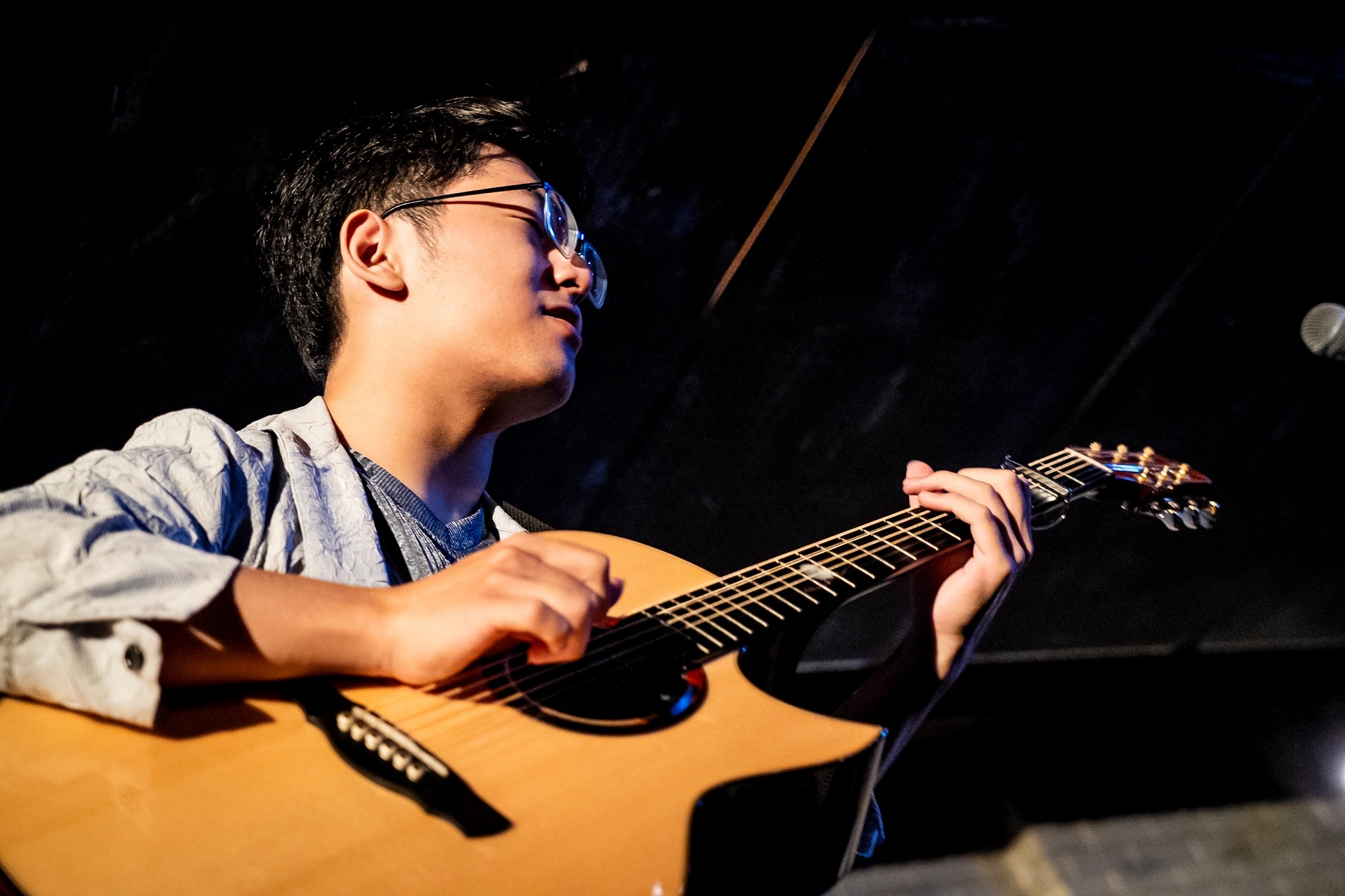 As belas vers�es ac�sticas com fingerstyle de can��es do Toto por um prod�gio japon�s