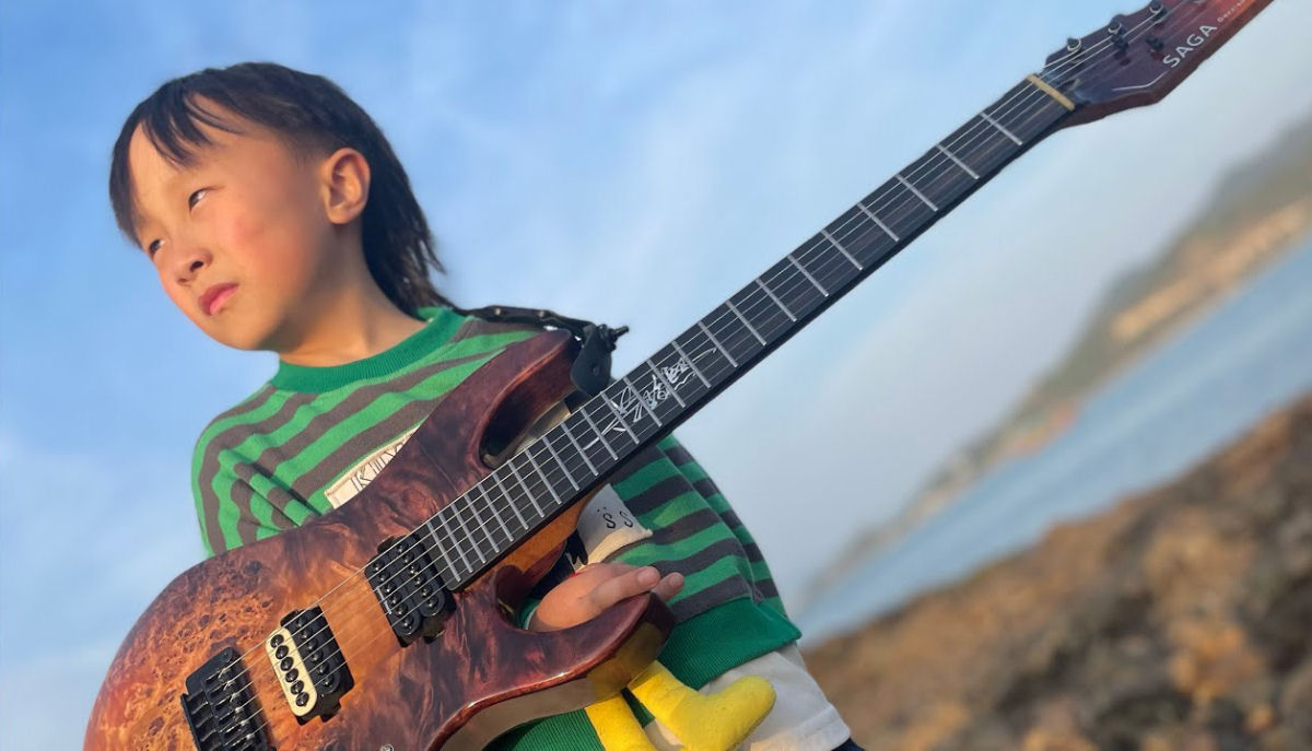 Prodgio de 9 anos toca guitarra com mais alma do que muitos adultos