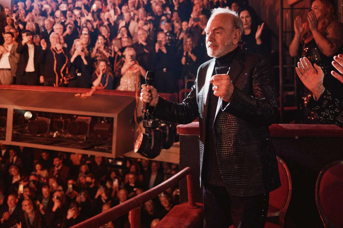 Neil Diamond surpreendeu o pblico da Broadway com rara apresentao de 'Sweet Caroline'