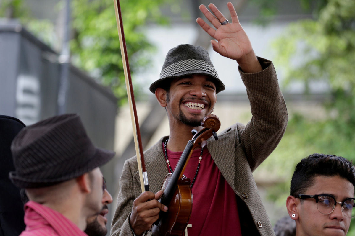 Violinista autodidata se torna artista de rua impressionando as pessoas com sua habilidade