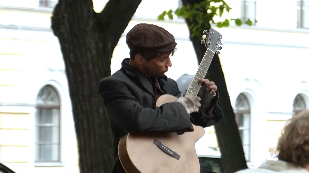 O violonista virtuoso que finge ser músico sem-teto e simplesmente choca as pessoas com seu talento