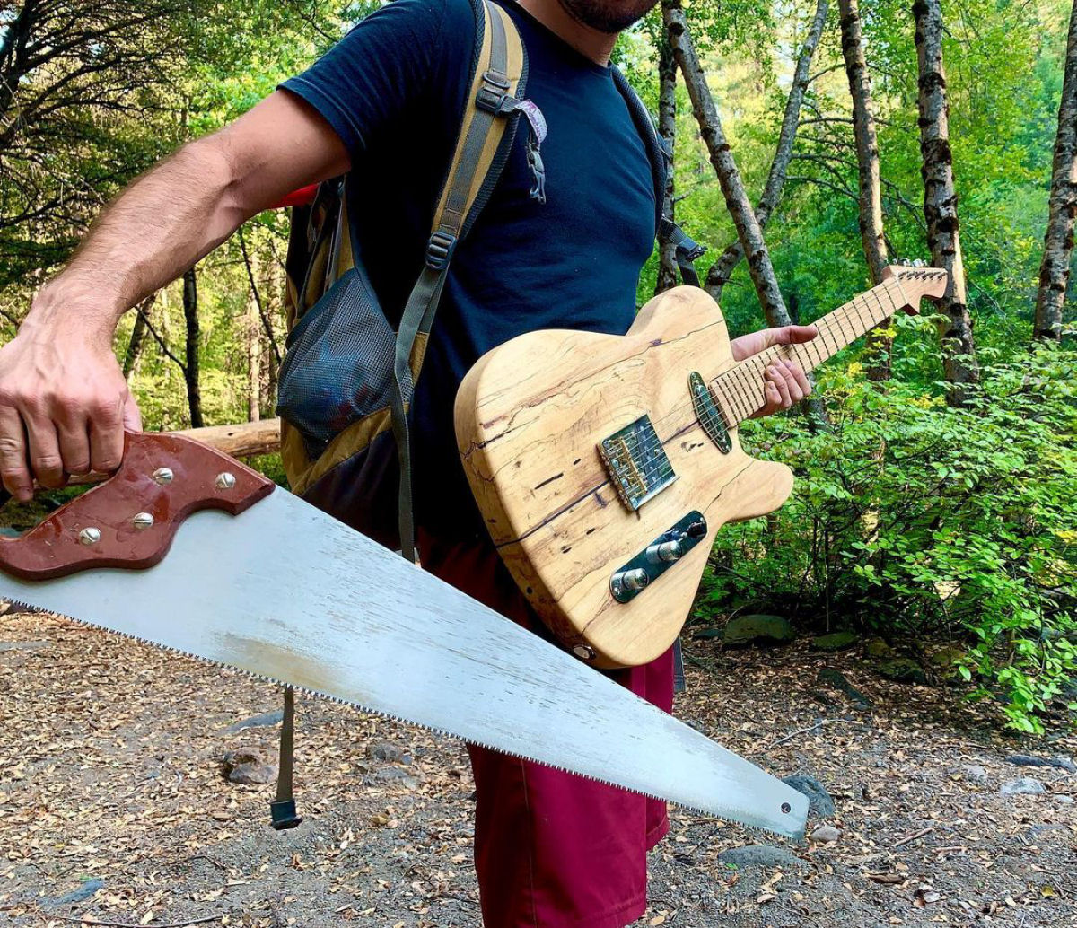 Luthier constrói guitarra com madeira e materiais coletados na floresta