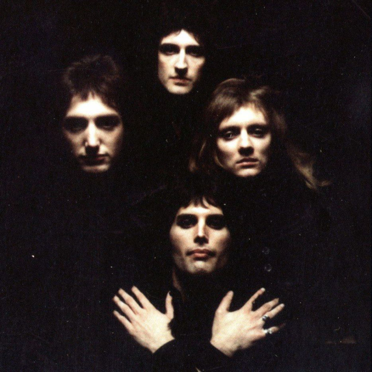 A história por trás da icônica capa do álbum 'Queen II' 05