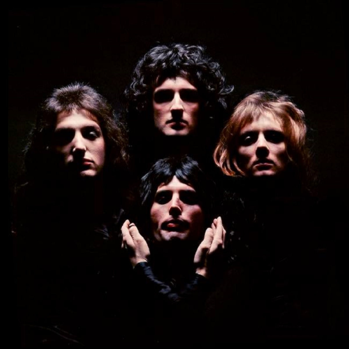 A história por trás da icônica capa do álbum 'Queen II' 07