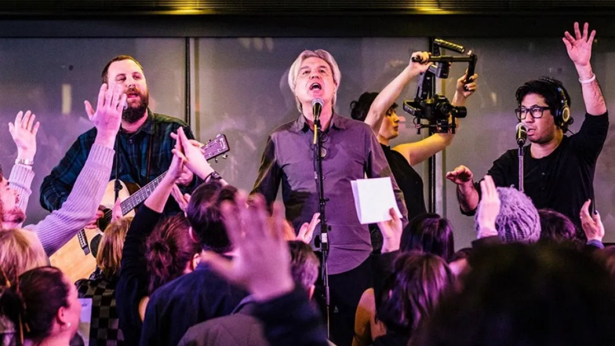 David Byrne canta 'Heroes' de David Bowie com um lindo e massivo coral de apoio