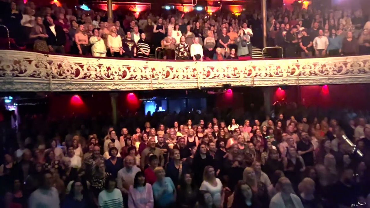 Coral com 1.000 membros presta homenagem a Sinéad O'Connor com 'Nothing Compares To You'