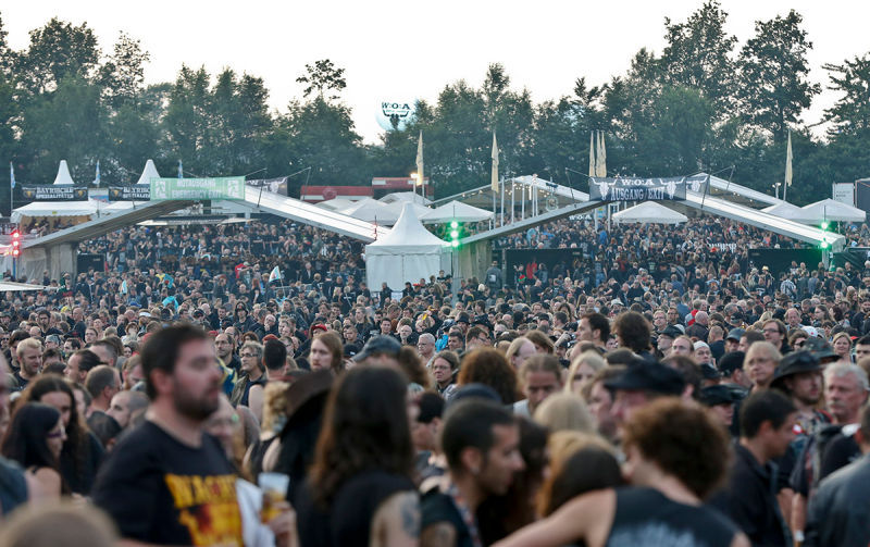 Organizadores constroem um cervejoduto para abastecer festival de heavy metal alemo