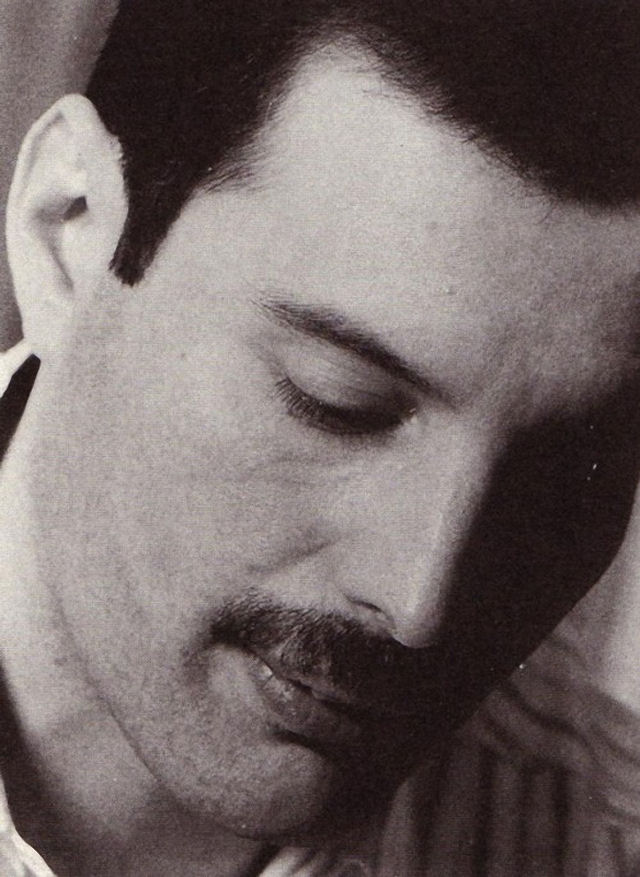 Hoje Freddie Mercury completaria 66 anos 04