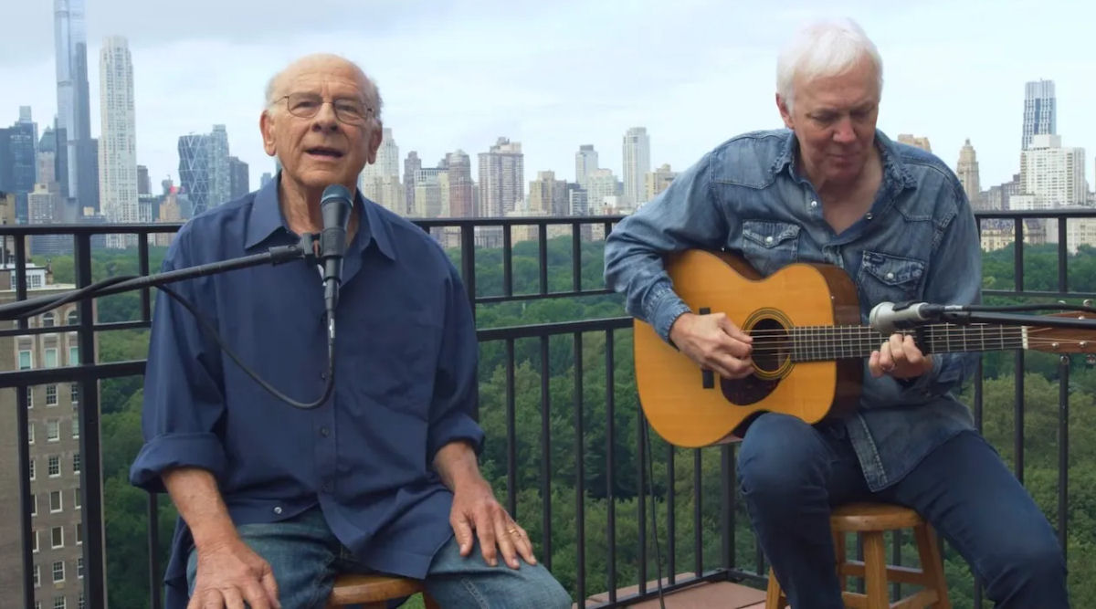 Art Garfunkel interpreta um verso de 'Scarborough Fair' de um terra�o em Nova York