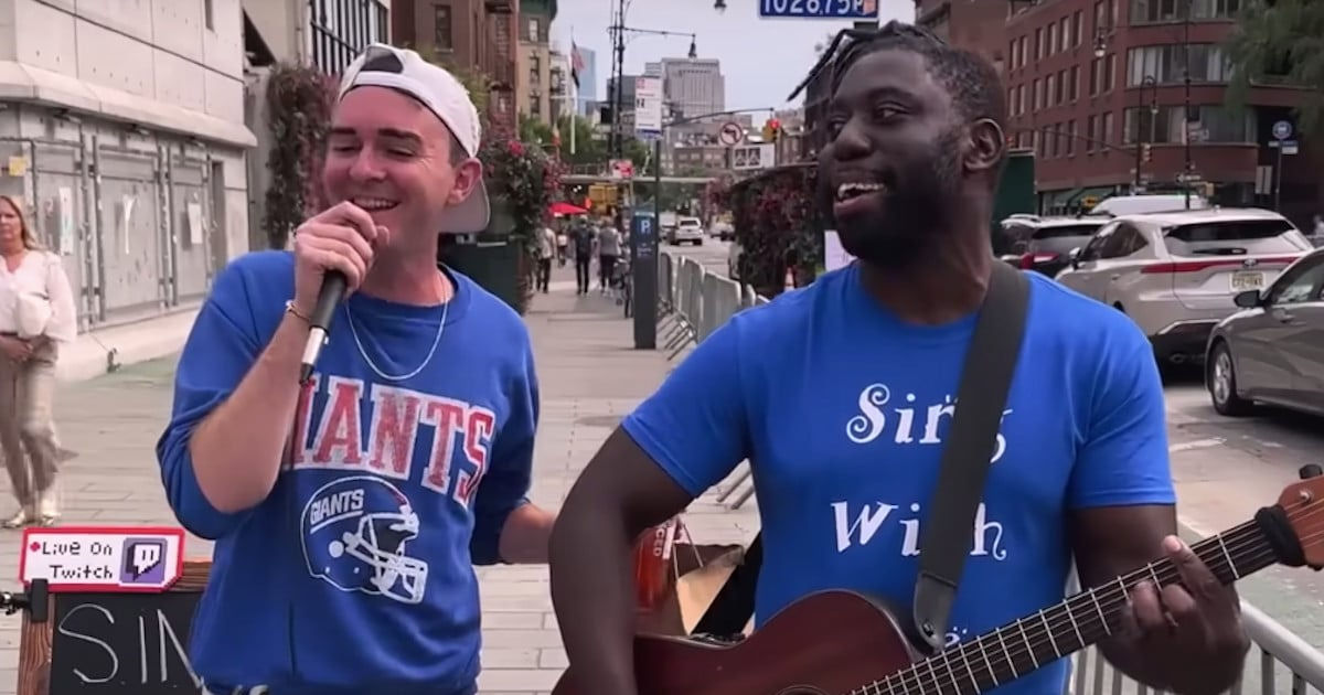 Msico de rua pede a estranho para cantar com ele e fica chocado com sua performance incrvel