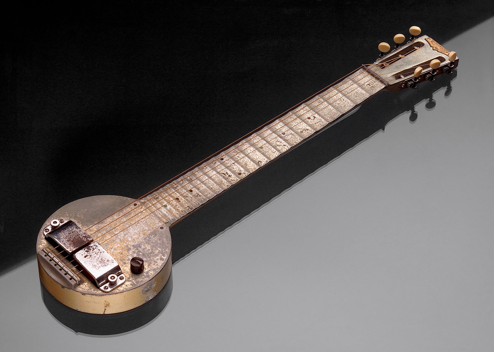 A primeira guitarra elétrica: eis a “Frigideira” de 1931