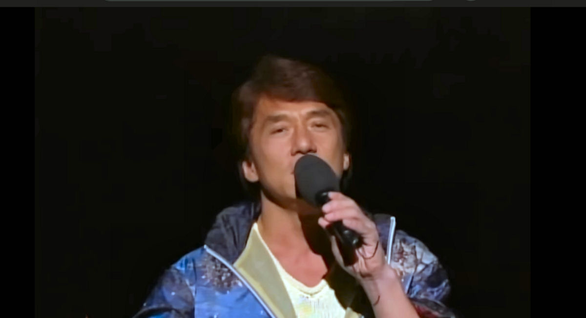 O dia em que Jackie Chan cantou Elvis Presley no Late Show
