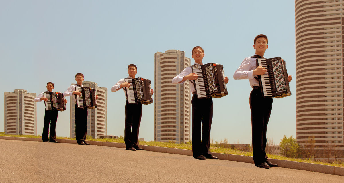 'Take On Me' do A-ha tocada por jovens norte-coreanos com acordees