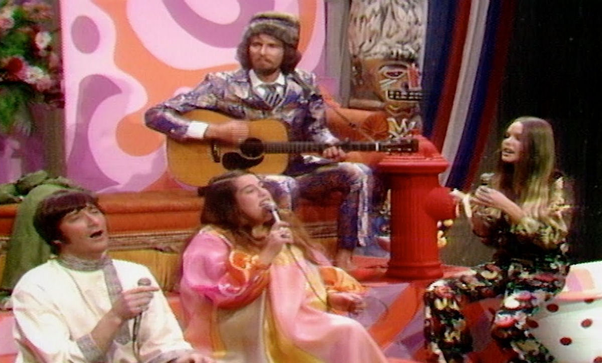 Filmagem clssica mostra Mamas & The Papas tocando trs msicas no 'Ed Sullivan Show' em 1967