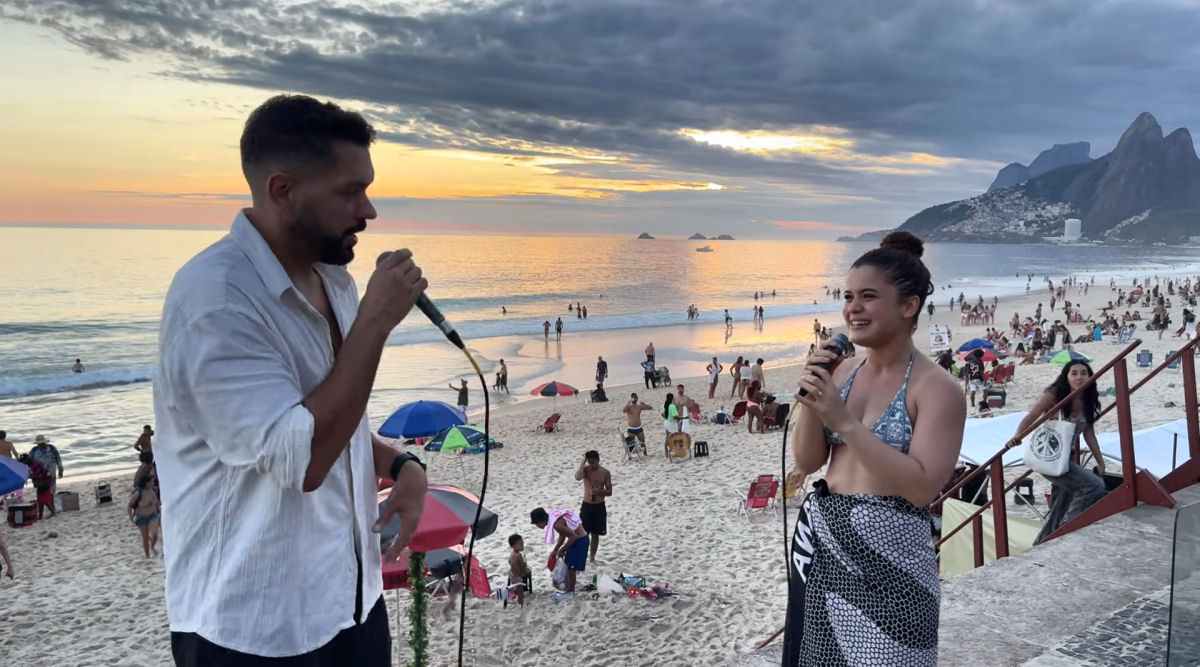 Garota fofa impressiona ao cantar Bruno Mars na praia do Rio