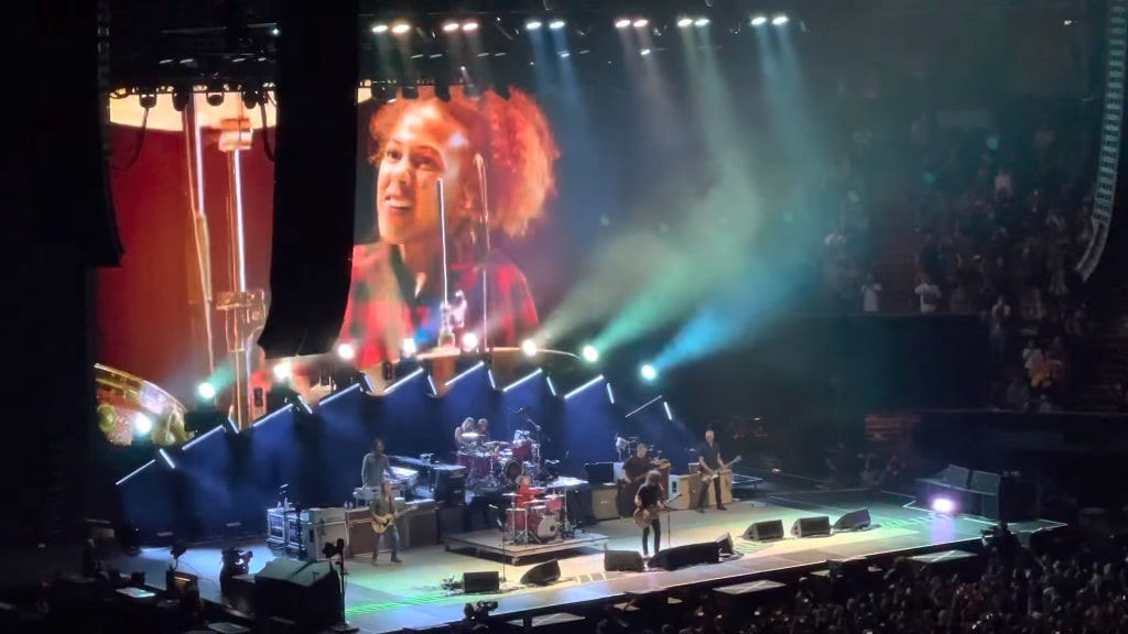 Baterista de 11 anos se junta ao Foo Fighters no palco para tocar 'Everlong'