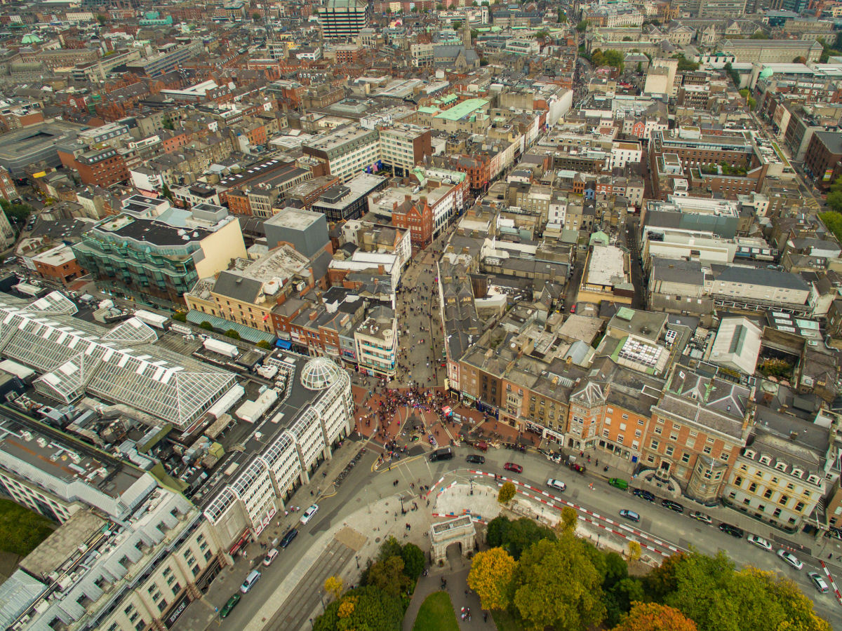 Rua irlandesa tem provavelmente o maior número de músicos de rua por metro quadrado do mundo