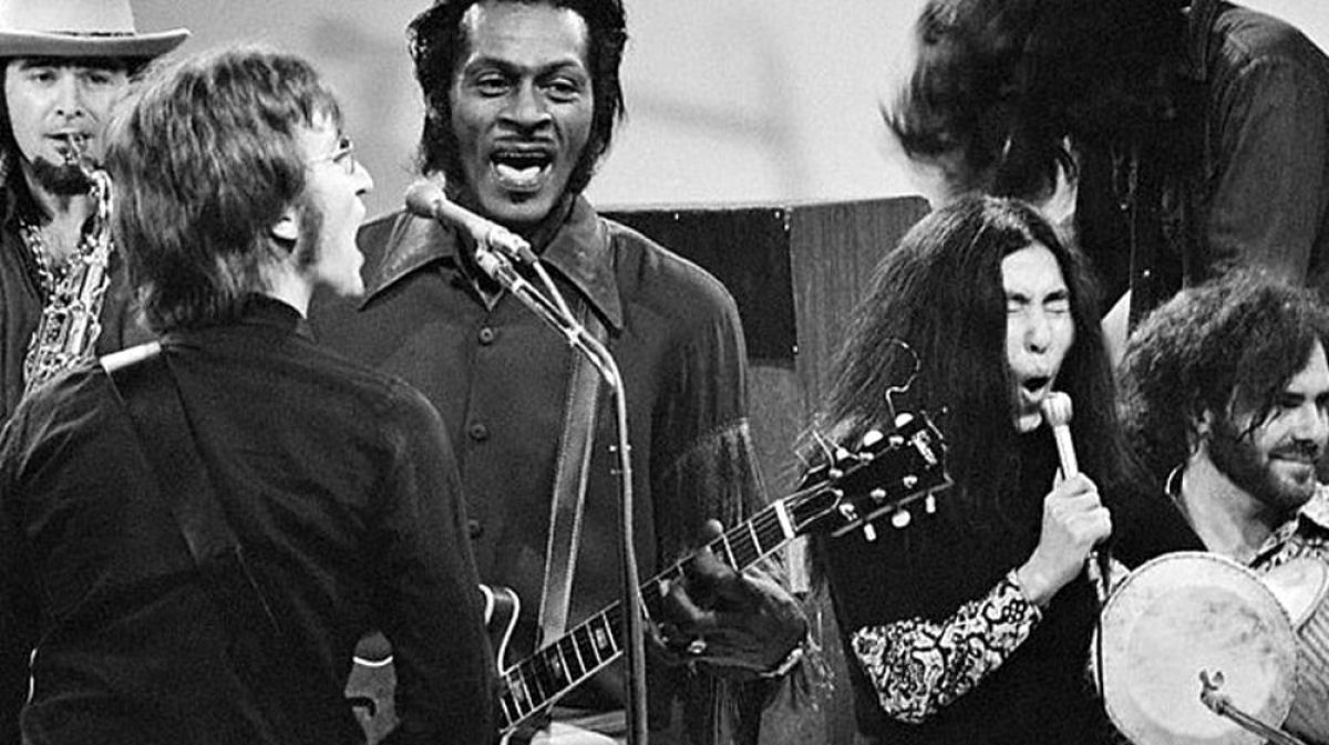 H trs lendas neste vdeo: Chuck Berry, John Lennon e o cara que desligou o microfone da Yoko 01